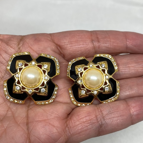 Joan Rivers Jewelry - Stunning vintage Joan Rivers clip on earrings
